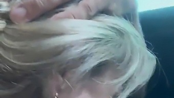 美しい女の子が禿げた男性と初めてのオーガズムを体験する